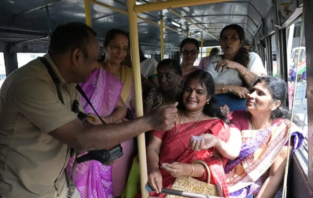 സ്ത്രീകൾക്കായി പ്രഖ്യാപിക്കപ്പെട്ടിരിക്കുന്ന സൗജന്യയാത്ര ഈ സങ്കീർണാവസ്ഥകളുടെ പരിഹാരമൊന്നുമല്ല, തീർച്ചയായും. പക്ഷേ സർക്കാർഭാഷണങ്ങളിൽ നിത്യസാന്നിദ്ധ്യങ്ങളായ പല സാമൂഹ്യലക്ഷ്യങ്ങളെയും നേടിയെടുക്കാൻ അത്യന്താപേക്ഷിമായ പൊതുവിട ലിംഗസമത്വത്തിലേക്കുള്ള ചുവടാണിത്. 