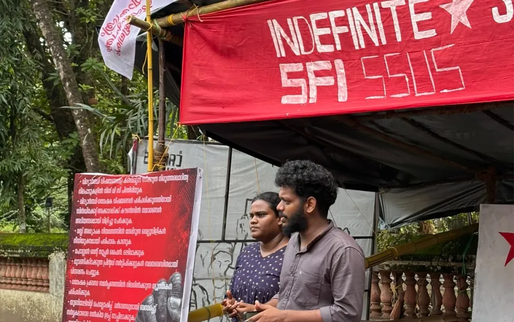 ശ്രീ ശങ്കരാചാര്യ സംസ്കൃത സർവകലാശാല എസ്.എഫ്.ഐ യൂണിറ്റ് സെക്രട്ടറി ശ്യാംജിത്ത് സംസാരിക്കുന്നു.