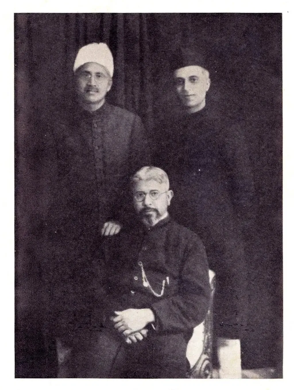 1925-ൽ സയിദ് മഹ്മൂദിനും എ. എം. ഖാജയ്ക്കുമൊപ്പം ജവഹർലാൽ നെഹ്‌റു.