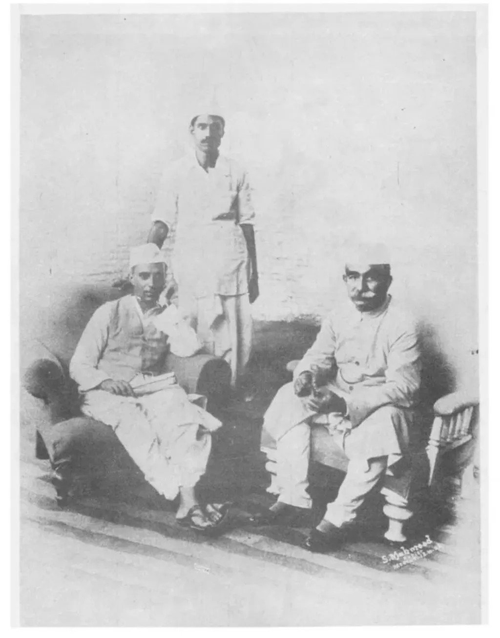 ജവഹർലാൽ നെഹ്‌റുവും എം. എ. അൻസാരിയും (1928). പിൽക്കാലത്ത് പ്രസിദ്ധമായ 'നെഹ്‌റു ജാക്കറ്റ്' ധരിച്ചതായി കാണാൻ കഴിയുന്ന ആദ്യകാല ചിത്രങ്ങളിൽ ഒന്നാണിത്.