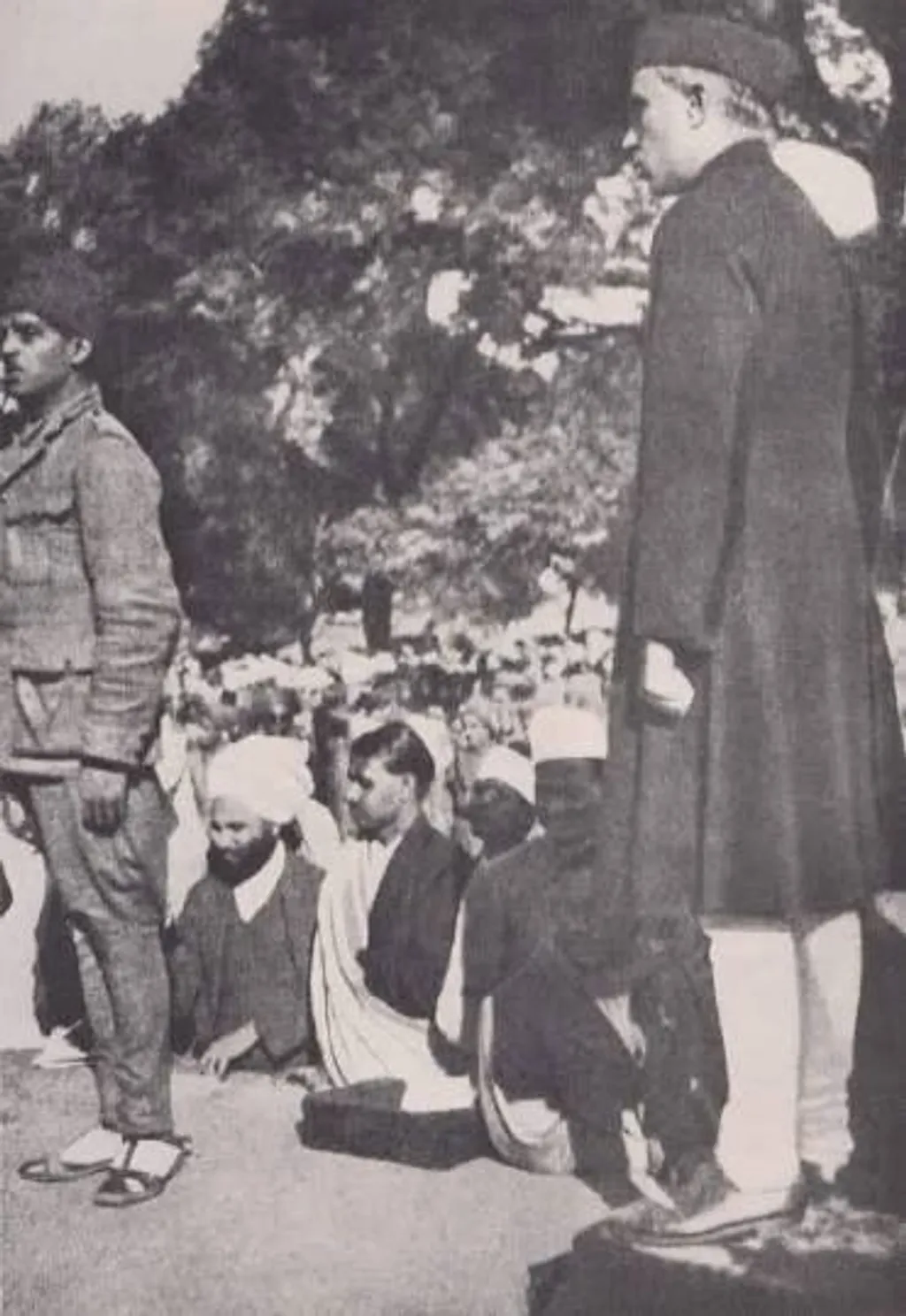 1929- ലെ ലാഹോർ കോൺഗ്രസ് സമ്മേളനത്തിൽ പങ്കെടുക്കുന്ന നെഹ്‌റു. അച്കൻ ശൈലിയിലുള്ള ഷെർവാണി ധരിച്ചാണ് ജവഹറും മോത്തിലാലും ഈ സമ്മേളനത്തിൽ പങ്കെടുത്തത്. 