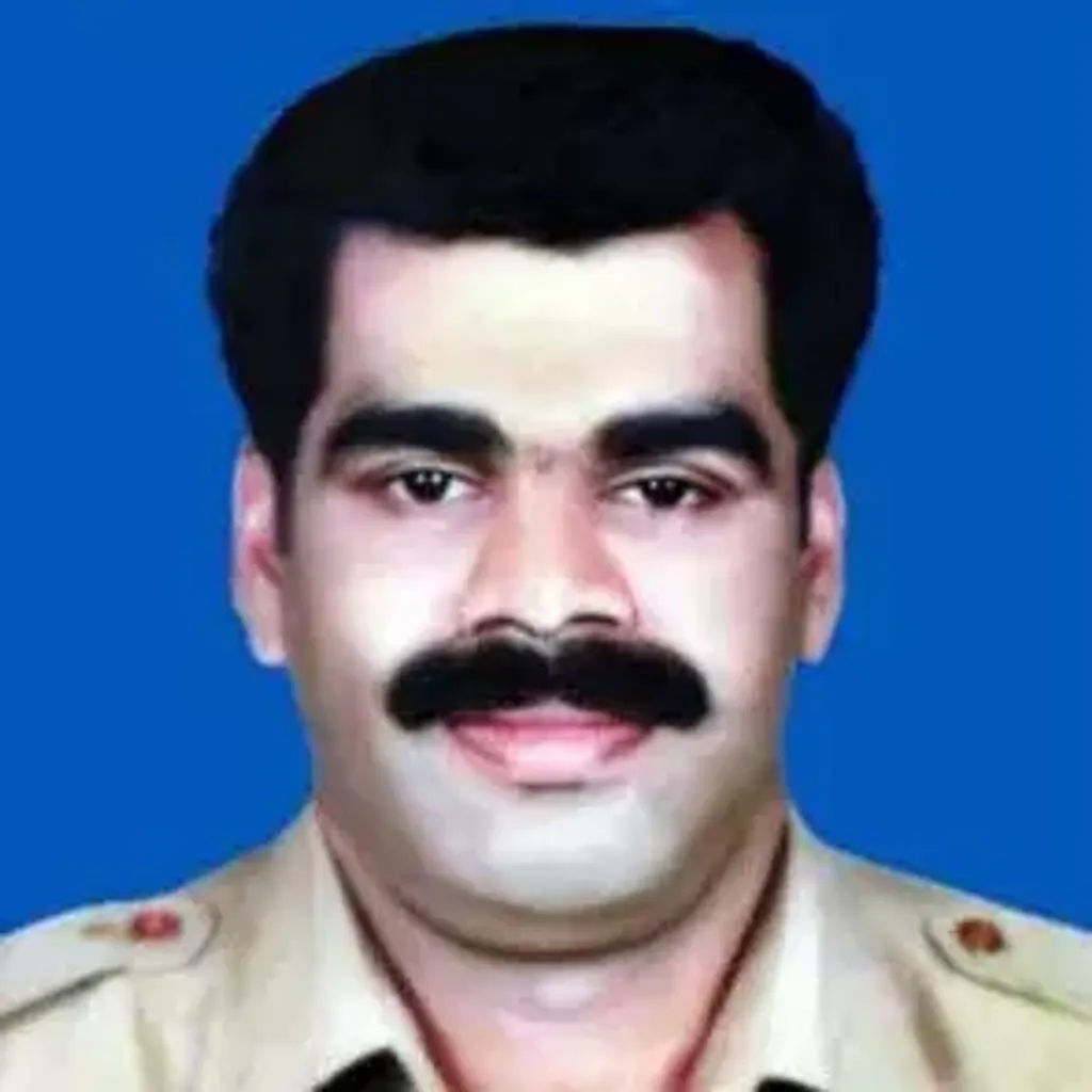 2003 ഫെബ്രുവരി 19-ന് മുത്തങ്ങയിൽ കുടിൽകെട്ടൽ സമരത്തിനുനേരെ നടന്ന പൊലീസ് ആക്രമണം മൂലമുണ്ടായ സംഘർഷത്തിനിടെ മരിച്ച കണ്ണൂർ കെ എ പി നാലാം ബറ്റാലിയനിൽ കോൺസ്റ്റബിളായിരുന്ന കെ.വി. വിനോദ്.