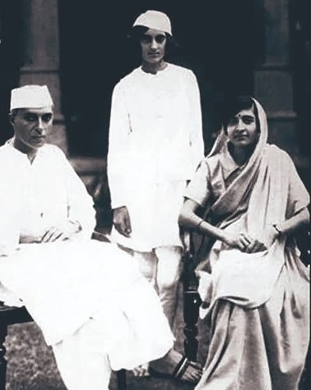 1930-കളുടെ തുടക്കത്തിൽ ജവഹർലാൽ നെഹ്‌റു കമല, ഇന്ദിര പ്രിയദർശിനി എന്നിവർക്കൊപ്പം. 
