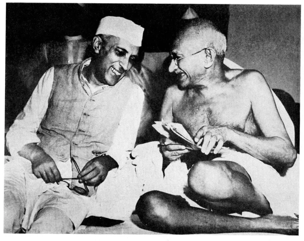 ജവഹർലാൽ നെഹ്‌റുവും മഹാത്മാഗാന്ധിയും (ബോംബെ, ജൂലൈ 1946). 