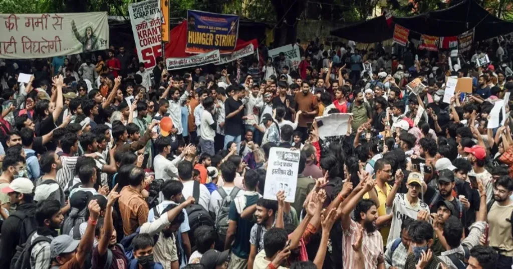 തൊഴിലവസരങ്ങൾ മാത്രമല്ല പഠനാവസരങ്ങളും കൂടി കൊള്ളയടിക്കപ്പെടുന്ന ഒരു സാഹചര്യത്തിൽ അനിവാര്യമായൊരു പ്രതിസന്ധിയാണ് ഈ സമരത്തെ പൊടുന്നനെ സൃഷ്ടിച്ചത് എന്നുപറയാം.