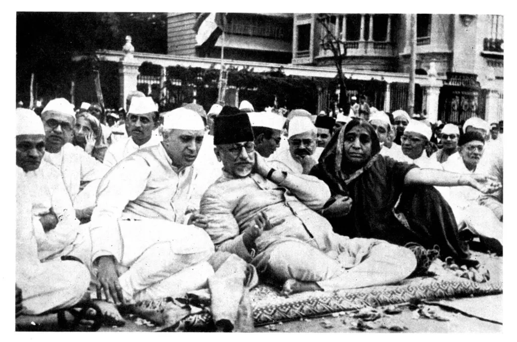 1940-ൽ ബോംബെയിൽ നടന്ന കോൺഗ്രസ് പ്രവർത്തകസമിതി യോഗത്തിൽ നെഹ്‌റുവും മൗലാനാ ആസാദും സരോജിനി നായിഡുവും. 