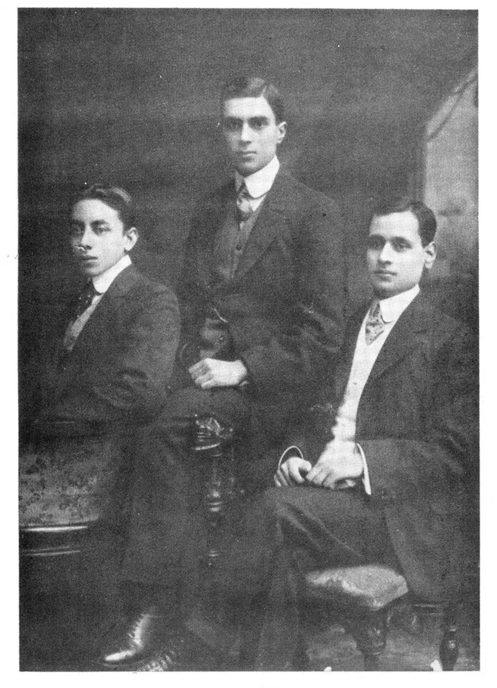1907-ൽ കേംബ്രിഡ്ജ് യൂണിവേഴ്സിറ്റിയിലെ പഠനകാലത്ത് ജീവൻലാൽ കട്ജുവിനും കൃഷ്ണലാൽ നെഹ്‌റുവിനുമൊപ്പം ജവഹർലാൽ നെഹ്‌റു.