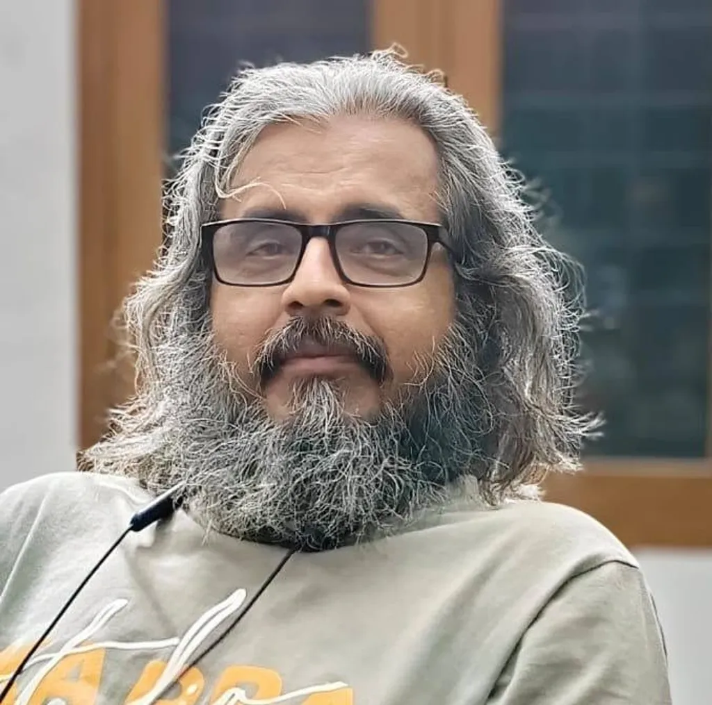ആസാദ്. ഉടലായിരിക്കാതെ ഉടലായിരിക്കുന്നതുപോലെ, ആണായിരിക്കെ ആണായിരിക്കാത്ത ഒരു അസ്തിത്വം ആസാദിൻ്റെ കവിതകൾക്കുണ്ട്. കവിതയിൽ ആസാദ് തൻ്റെ ലിംഗപ്പെരുമയെ തകർക്കുന്നു.