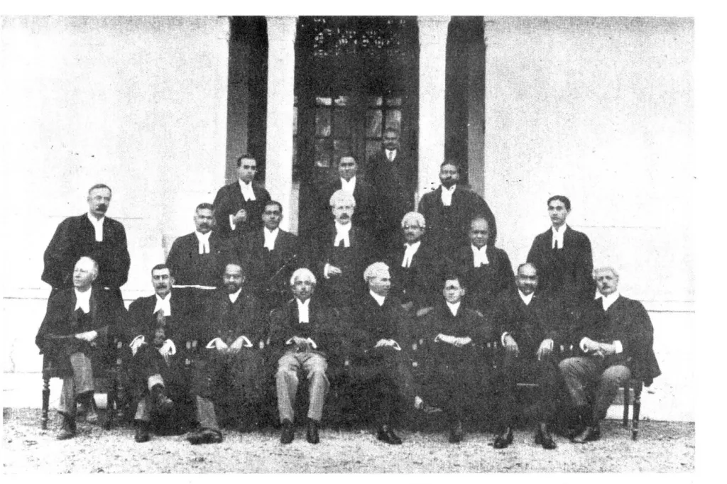  1912-ൽ അലഹബാദ് ഹൈക്കോടതി ബാറിലെ സഹപ്രവർത്തകർക്കൊപ്പം ജവഹർലാൽ നെഹ്‌റു.