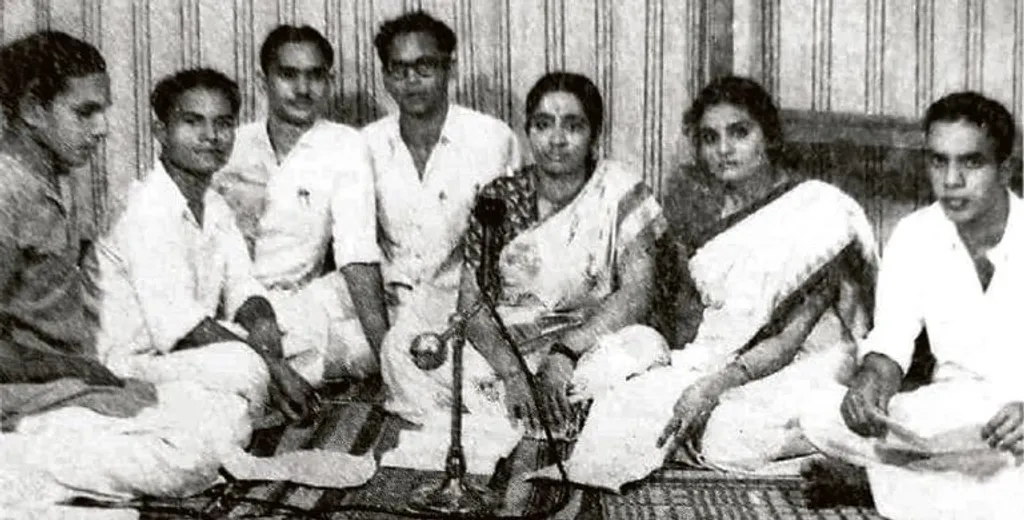 തിക്കോടിയൻ, തൃശൂർ പി. രാധാകൃഷ്ണൻ, കോന്നിയൂർ ആർ. നരേന്ദ്രനാഥ്, പി ഭാസ്കരൻ, ജാനകി മേനോൻ, കെ. വി. രാമചന്ദ്ര: പഴയൊരു ആകാശവാണിക്കാലം.