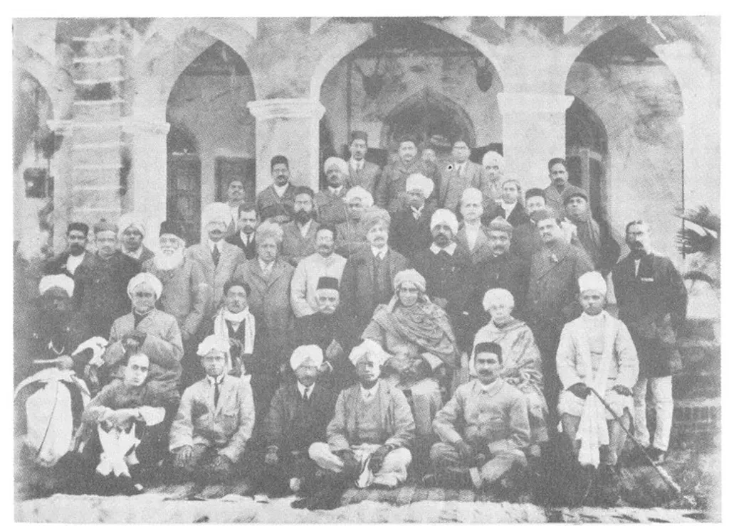 1919-ലെ അമൃത്സർ കോൺഗ്രസ് സമ്മേളനം. ഇരിക്കുന്നവരിൽ ഇടതുനിന്ന് ആദ്യത്തേത് ജവഹർലാൽ നെഹ്‌റു.