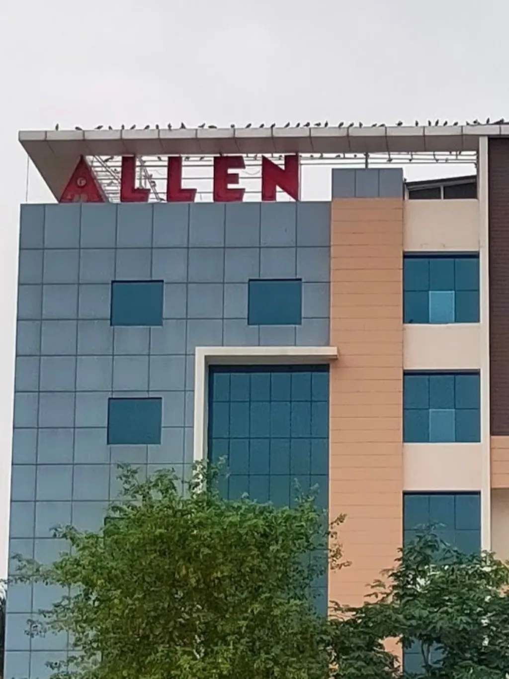 Allen, Aakash, Narayana, Sri Chaitanya, FIITJEE തുടങ്ങിയ കോർപ്പറേറ്റ് ശൃംഖലകൾ ഇന്ന് വിദ്യാഭ്യാസനയങ്ങളെയും രക്ഷിതാക്കളുടെ തീരുമാനങ്ങളെയും സ്കൂളുകളുടെ പ്രവർത്തനരീതികളെയും സ്വാധീനിക്കുന്ന ശക്തിയായി മാറിയിരിക്കുന്നു.