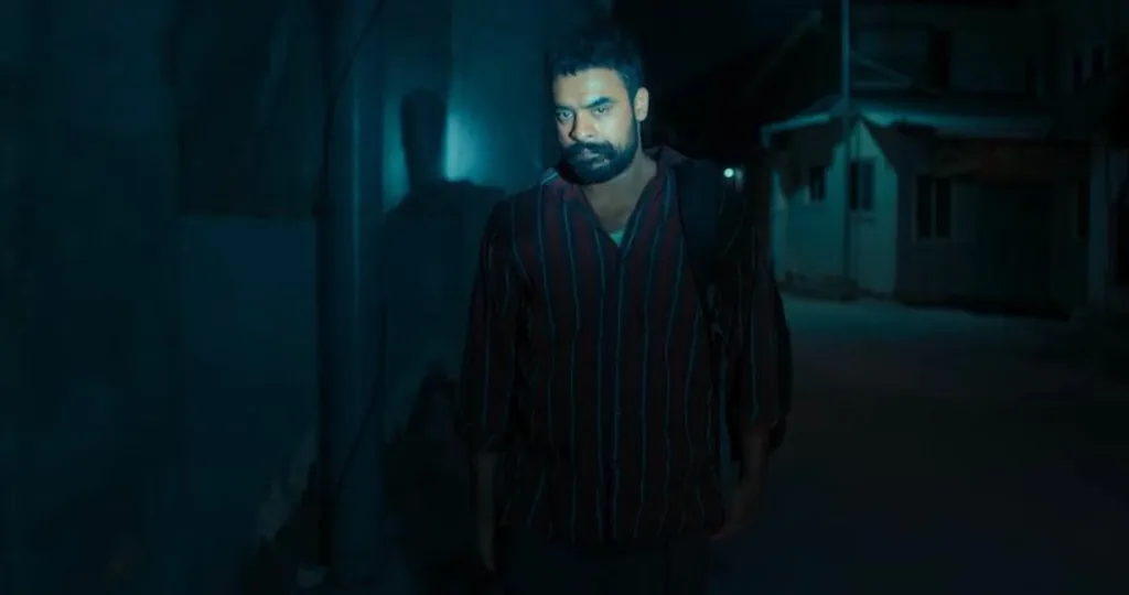 അബ്ബയെ ഒരു ഫാദർ ഫിഗർ പോലെയാണ് അവതരിപ്പിക്കുന്നത് എങ്കിലും അയാളും കുട്ടിക്ക് നൽകുന്നത് സംഘർഷഭരിതമായ കുട്ടിക്കാലം തന്നെയാണ്.