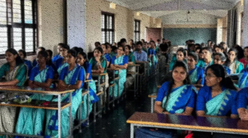 അധ്യാപന മേഖലയുടെ ഭാവി അധ്യാപകരുടെ ഗുണനിലവാരത്തോട് നേരിട്ട് ബന്ധപ്പെട്ടിരിക്കുന്നു. എന്നാൽ D.El.Ed, B.Ed തുടങ്ങിയ അധ്യാപക പരിശീലന പരിപാടികൾ കാലാനുസൃതമായി മാറുന്നുണ്ടോ എന്നത് ഗൗരവമായി പരിശോധിക്കേണ്ടതാണ്. 