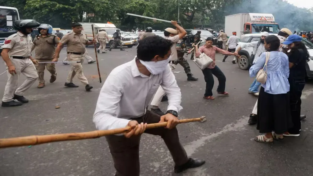 സംഘപരിവാറിന്റെ ഫാഷിസ്റ്റ് തെരുവുഗുണ്ടകൾ സർക്കാർ സേനക്കൊപ്പം ചേർന്ന് ആക്രമണം നടത്തി എന്നത്, എത്ര കൃത്യമായാണ് ഫാഷിസ്റ്റ് രാഷ്ട്രീയവും സർക്കാർ സംവിധാനവും കൂട്ടിക്കലരുന്നത് എന്നും അത് സ്വാഭാവികമെന്ന മട്ടിൽ സ്വീകരിക്കപ്പെടുന്നു എന്നും വ്യക്തമാക്കുന്നു.