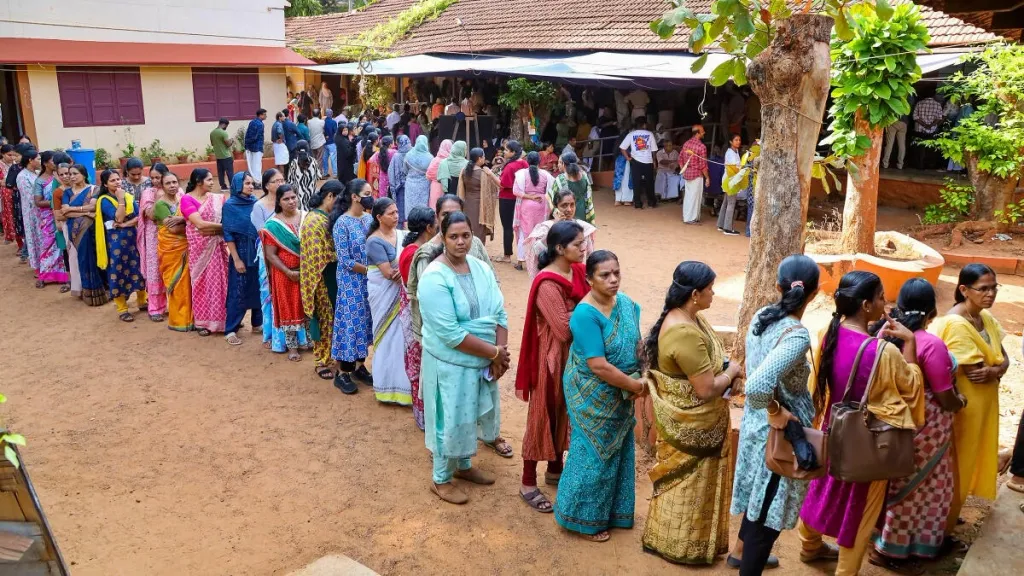 അധികാരധൂർത്ത് കൂടുന്തോറും ജനായത്തത്തിന്റെ ആരോഗ്യം ക്ഷയിക്കുന്നു; ജനായത്തത്തിന്റെ ആരോഗ്യം ക്ഷയിക്കുന്തോറും അധികാരധൂർത്തും വർധിക്കുന്നു.