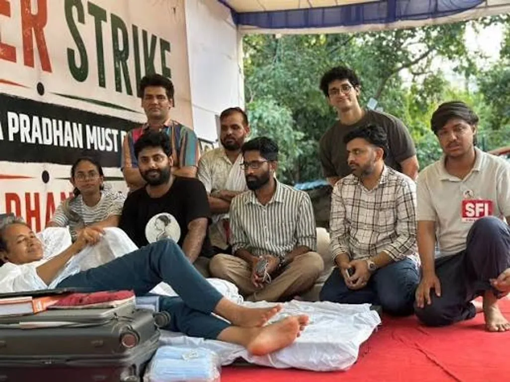 ഇന്നലെ മുതൽ എസ് എഫ് ഐ നേതാക്കളായ ആദർശ് എം സജിയും ഐഷാഘോഷും അനിശ്ചിത കാല നിരാഹര സമരത്തിലാണ്.