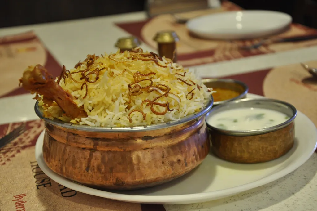 ഹൈദരാബാദിന്റെ ബിരിയാണി ചരിത്രത്തെയും അതിന്റെ രുചിവൈവിധ്യങ്ങളെയും ചുരുങ്ങിയ വാക്കുകളിൽ ഗഹനമായി വിവരിച്ചിരിക്കുന്നത് വായിക്കുമ്പോൾ ഉള്ളിൽ കൊതിയൂറി വരുന്നുണ്ട്. 