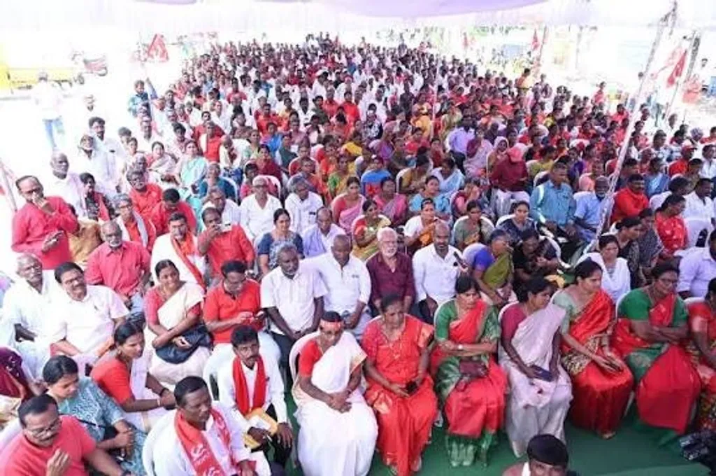 പാർട്ടിയന്ത്രത്തിന്റെ ഭാഗമായി വ്യക്തിത്വം ഹോമിക്കപ്പെടുന്നവർക്കു ക്രമേണ തങ്ങൾ ആദ്യം ഒരു രാഷ്ട്രീയ പാർട്ടിയുടെ അംഗങ്ങളല്ല, മറിച്ച് ഒരു ജനാധിപത്യ രാഷ്ട്രത്തിന്റെ പൗരരാണെന്ന അടിസ്ഥാനബോധ്യം നഷ്ടപ്പെടുത്തുന്നു.