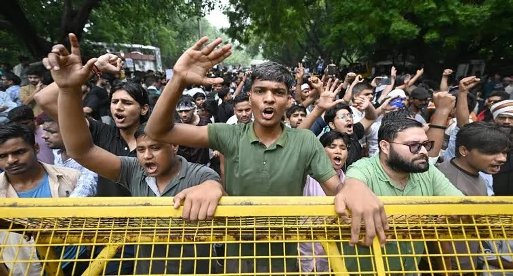 സർവ്വശക്തനും വിട്ടുവീഴ്ചകൾക്ക് തയ്യറാല്ലാത്തവനുമായ പരമാധികാരിയെന്ന മോദിയുടെ പ്രതിച്ഛായക്ക് നേരെയാണ് പാറ്റകൾ നേരിട്ടുള്ള സമരം പ്രഖ്യാപിച്ചിട്ടുള്ളത്.
