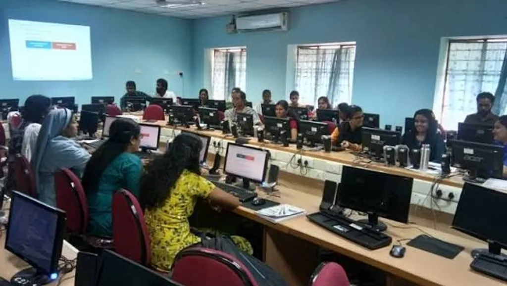 അധ്യാപനവുമായി ബന്ധപ്പെട്ട പ്രായോഗിക പ്രശ്നങ്ങൾക്ക് പരിഹാരം കാണുന്നതിന് അധ്യാപക വിദ്യാഭ്യാസ സ്ഥാപനവുമായി ചേർന്ന് ലാബ് സ്കൂളുകൾ വേണമെന്ന് എൻ സി ടി ഇ നിഷ്കർഷിക്കുന്നുണ്ട് .എന്നാൽ പല ബി എഡ് സ്ഥാപനങ്ങൾക്കും ഇത്തരത്തിലുള്ള ലാബ് സ്കൂളുകൾ ഇല്ല എന്നുതന്നെ പറയാം. 