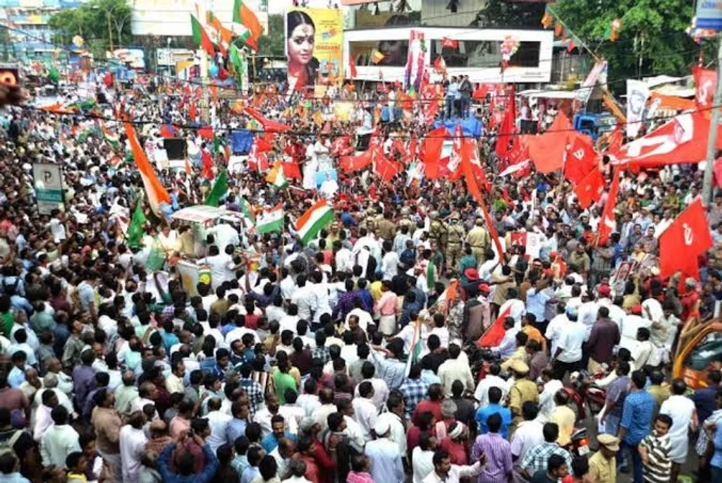 ഭരണകൂടത്തിൻ്റെ നിയമപരമായ അധികാര പ്രയോഗത്തിന് സമാന്തരമായി പാർട്ടിപ്രവർത്തകർ തന്നെ രംഗത്തിറങ്ങി, എതിരാളികളെ നേരിട്ടു പാർട്ടിയാധിപത്യത്തിൻ്റെ ‘ക്രമസമാധന’ത്തിലേക്കു കൊണ്ടുവരുന്നതും സംഭവിക്കാറുണ്ട്.