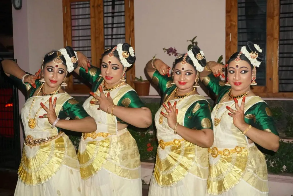 വ്യക്തിപരമായ സന്തോഷം എന്നത് സ്വതന്ത്രമായി നേടിയെടുക്കാൻ തങ്ങൾക്ക് അവകാശമുള്ള ഒന്നാണെന്ന് കൂടുതൽ കൂടുതൽ സ്ത്രീകൾ തിരിച്ചറിയുന്നു. നൃത്തം ആ തിരിച്ചറിവിലേക്കുള്ള ഒരു വഴി തുറന്നുനൽകുന്നു.