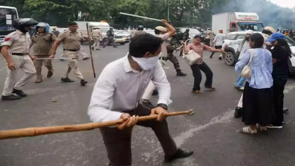 തിരിച്ചടിക്കാൻ ശ്രമിക്കാതെ  മർദ്ദനം ഏറ്റുവാങ്ങുന്ന യുവജനങ്ങളുടെ ദൃശ്യങ്ങൾ വ്യാപകമായി പ്രചരിക്കുകയും, 1930-ലെ ദണ്ഡിമാർച്ചിനോടനുബന്ധിച്ച് ധരസനയിലെ പോലീസ് ലാത്തിച്ചാർജിനെക്കുറിച്ചുള്ള അന്താരാഷ്ട്ര റിപ്പോർട്ടുകൾ സൃഷ്ടിച്ചതുപോലുള്ള സഹാനുഭൂതി ഉണർത്തുകയും ചെയ്തു.