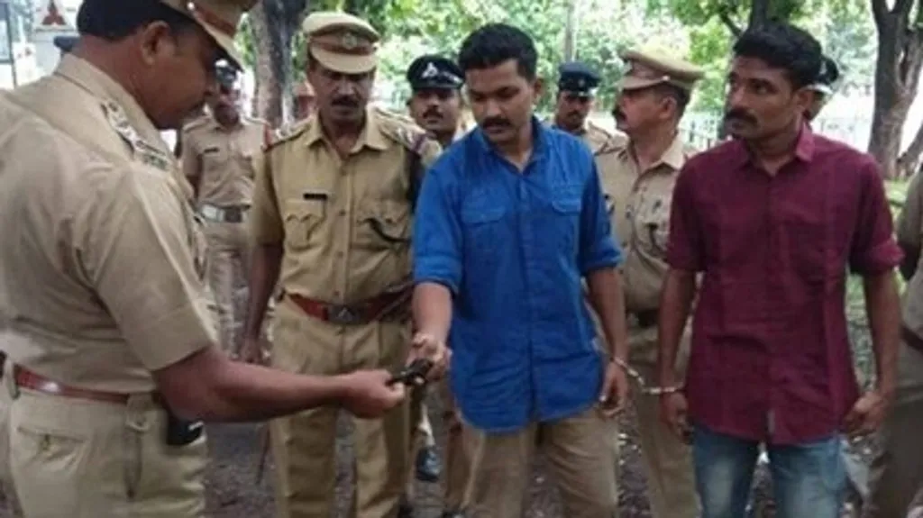 സിവിൽ പോലീസ് ഓഫീസർ (CPO) പരീക്ഷ എഴുതിയ, ഒരു ക്രിമിനൽ കേസിലെ പ്രതികളായ ശിവരഞ്ജിത്ത്, പ്രണവ് എന്നിവരുടെ വീട്ടിൽ നിന്ന് പി.എസ്.സിയുടെ യഥാർത്ഥ ചോദ്യപേപ്പറുകളും ഉത്തരക്കടലാസുകളും പോലീസ് കണ്ടെത്തിയ സംഭവം ഏറെ വിവാദം സൃഷ്ടിച്ചിരുന്നു.
