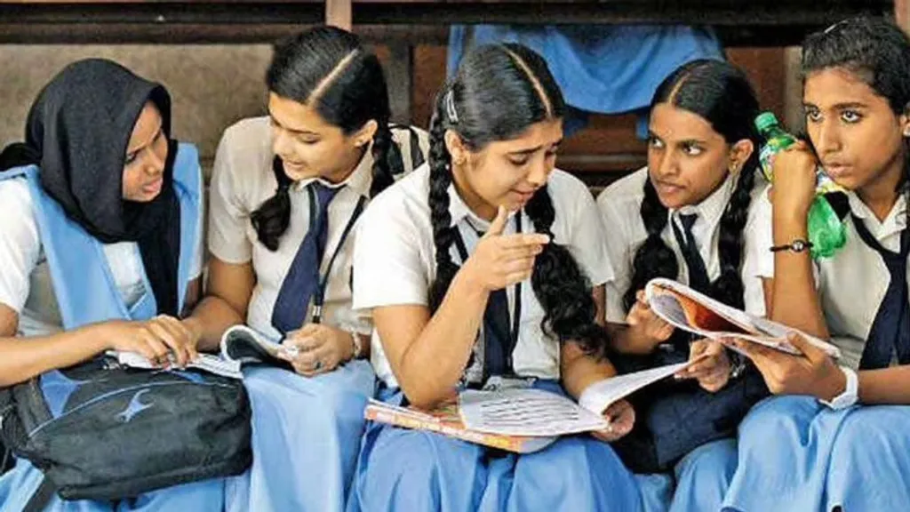 പ്ലസ് വണ്ണും പ്ലസ് ടുവും കൗമാരജീവിതത്തിലെ ഏറ്റവും പ്രധാനപ്പെട്ട വിദ്യാഭ്യാസഘട്ടമെന്ന നിലയിൽ കാണാതെ, പ്രവേശനപരീക്ഷയ്ക്കുള്ള രണ്ടുവർഷത്തെ പരിശീലന ക്യാമ്പായി മാറ്റുകയാണ്.