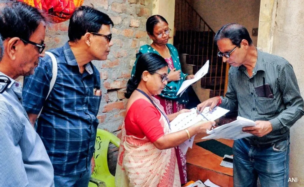 എസ്.ഐ.ആർ പൗരത്വ പരിശോധനയല്ലെന്ന് സുപ്രീംകോടതി വ്യക്തമാക്കിയെങ്കിലും പ്രായോഗിക തലത്തിൽ ചിത്രം വ്യത്യസ്തമാണെന്ന് വിമർശകർ ചൂണ്ടിക്കാട്ടുന്നു. 