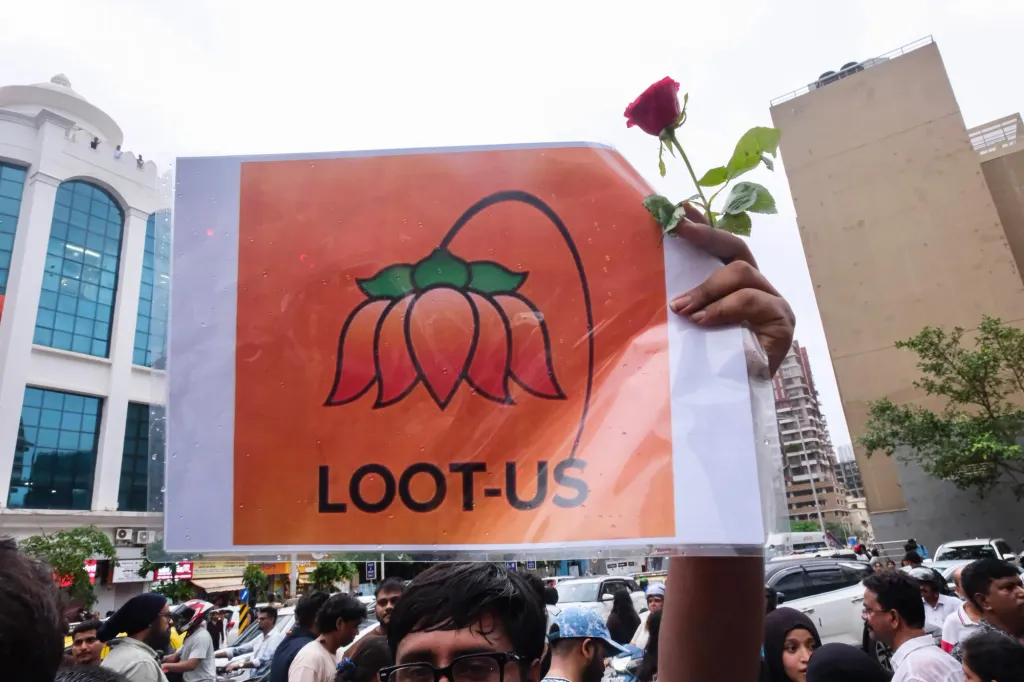 ഡൽഹിയിൽ സമരം ചെയ്യുന്നവർ രാജ്യവിരുദ്ധരാണെന്ന് പറഞ്ഞ് സമരത്തെ അടിച്ചമർത്താനും പൊളിക്കാനുമുള്ള ഗൂഢാലോചനാപരമായ നീക്കമാണ് മോദി സർക്കാരും സംഘപരിവാർ സംഘടനകളും നടത്തിയത്.