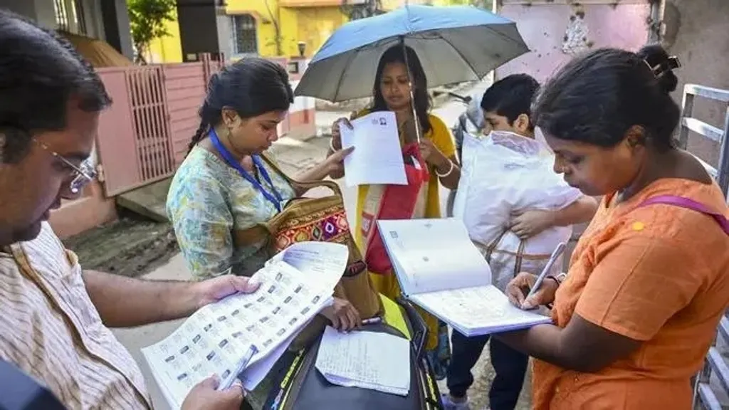 എസ് ഐആറിൻ്റെ സമ്മർദ്ദം വോട്ടർമാരെ മാത്രമല്ല ബാധിച്ചത്. ബൂത്ത് ലെവൽ ഓഫീസർമാരും  വലിയ വെല്ലുവിളികൾ നേരിട്ടു. കോടിക്കണക്കിന് വീടുകൾ  സന്ദർശിക്കുക, ഫോമുകൾ ശേഖരിക്കുക, രേഖകൾ പരിശോധിക്കുക, എതിർപ്പുകൾ കൈകാര്യം ചെയ്യുക തുടങ്ങിയ ചുമതലകൾ വളരെ കുറഞ്ഞ സമയത്തിനുള്ളിൽ പൂർത്തിയാക്കേണ്ടിവന്നു.