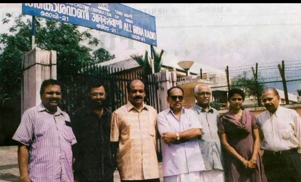 ‘അടയാളങ്ങൾ’ എന്ന നാടകത്തിന്റെ ശബ്ദലേഖനവേളയിൽ നടൻ എൻ.എഫ്. വർഗീസിനൊപ്പം.