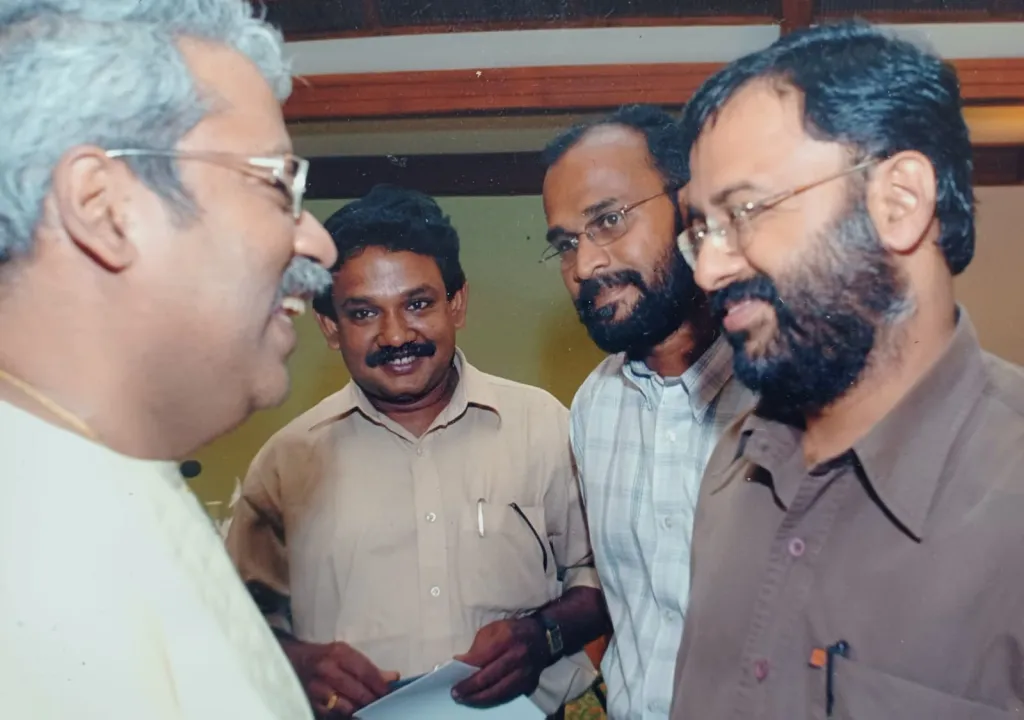 കെ.വി. ശരത്ചന്ദ്രൻ ഗായകൻ ഹരിഹരനൊപ്പം.