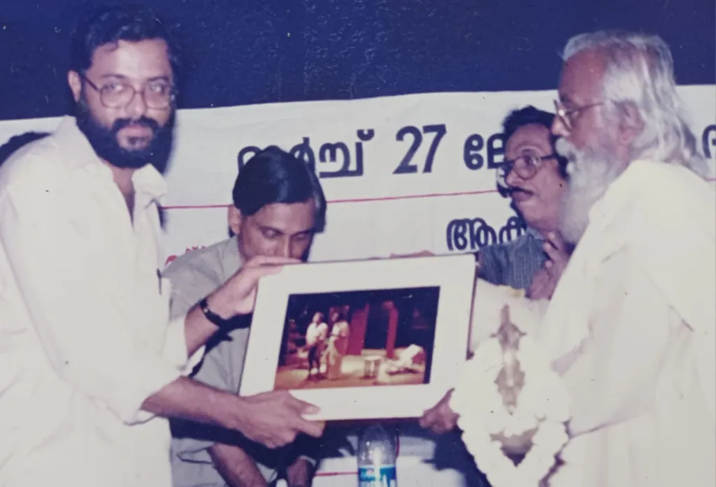 കെ.വി. ശരത്ചന്ദ്രൻ എം.വി.ദേവനിൽനിന്ന് ഉപഹാരം ഏറ്റുവാങ്ങുന്നു.