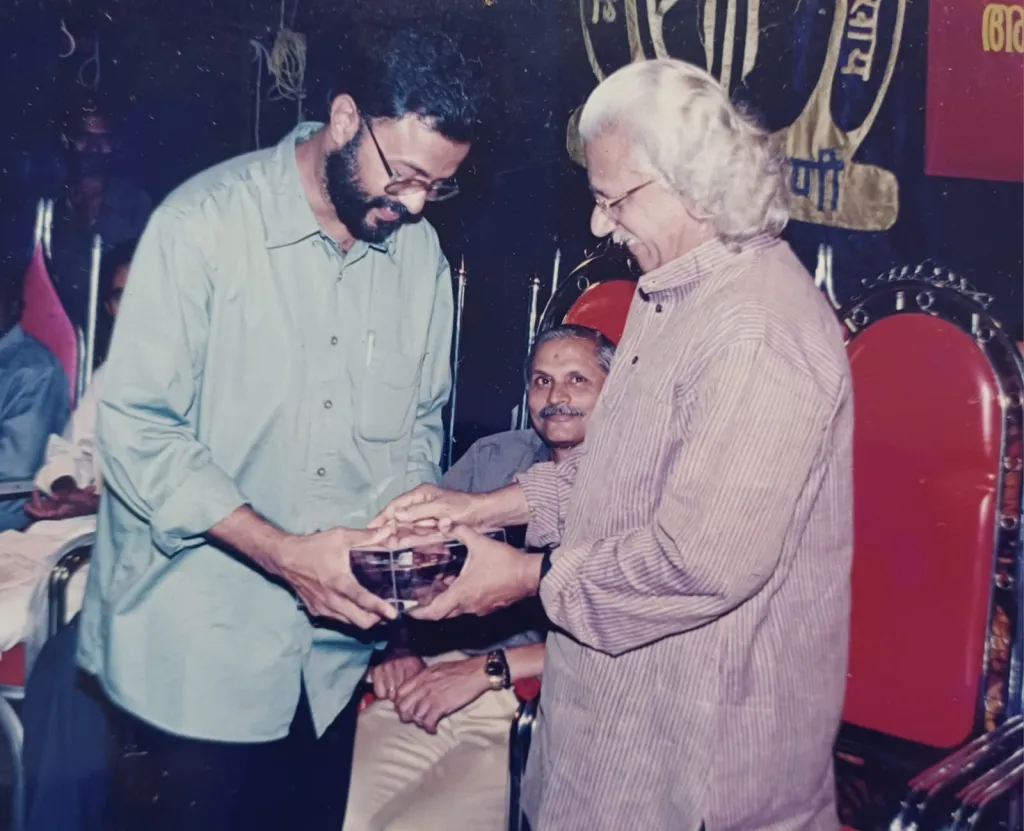 അഖില കേരള റേഡിയോ നാടകോൽസവത്തിന്റെ പുരസ്കാരം അടൂർ ഗോപാലകൃഷ്ണനിൽ നിന്ന് കെ.വി. ശരത്ചന്ദ്രൻ സ്വീകരിക്കുന്നു.