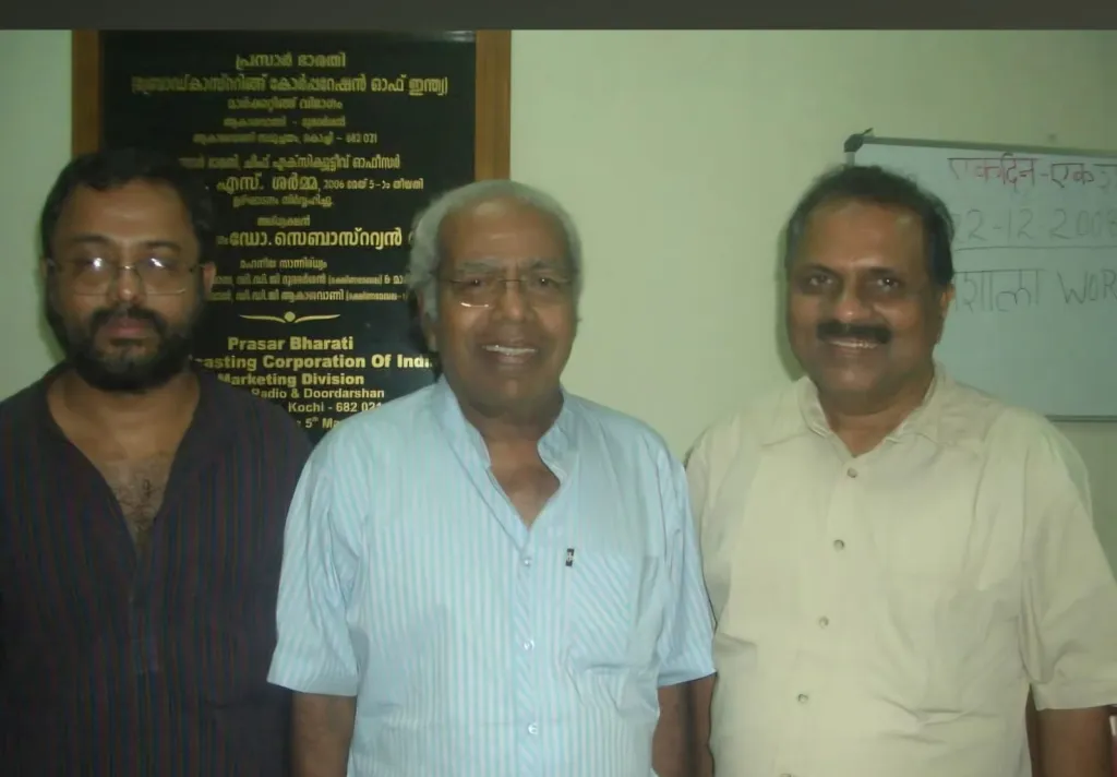 നടൻ തിലകനൊപ്പം ‘ഒറ്റ’യുടെ ശബ്ദലേഖനവേളയിൽ കെ.വി. ശരത്ചന്ദ്രൻ, ഡോ. സി.ജെ.ജോൺ എന്നിവർ.