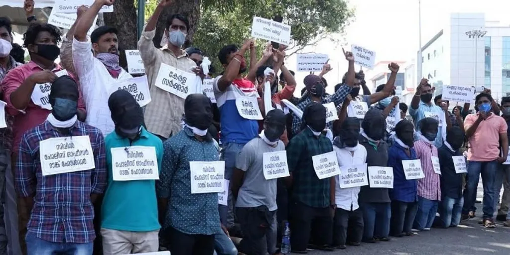ലക്ഷക്കണക്കിന് തൊഴിലന്വേഷകർ സർക്കാർ ജോലിക്ക് സെക്രട്ടേറിയറ്റിന്റെ മുന്നിലും മറ്റും മുട്ടിലിഴയുമ്പോഴും ആത്മഹത്യാഭീഷണി മുഴക്കി സ്വയം നാണം കെടുമ്പോഴും സ്വാധീനമുള്ളവർ ആവശ്യത്തിന് വിദ്യാഭ്യാസയോഗ്യതയോ പ്രവൃത്തിപരിചയമോ ഇല്ലാതെയാണ് നൂറുകണക്കിന് ജോലികളിൽ പിൻവാതിലിലൂടെ കയറിപ്പറ്റുന്നത്.