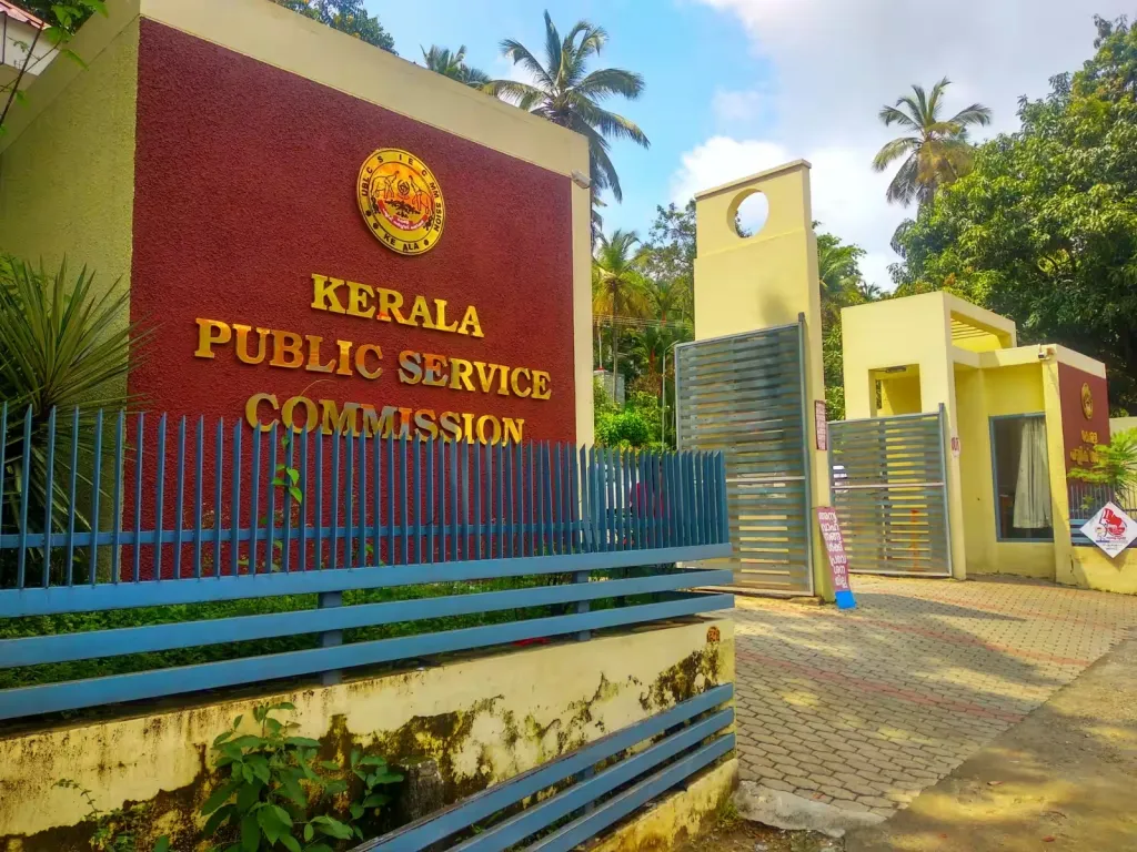 ഒരു ഭരണഘടനാസ്ഥാപനം അതിന്റെ ഏറ്റവും പ്രധാനപ്പെട്ട ചുമതലയായ പരീക്ഷാനടത്തിപ്പിൽ കുറുക്കുവഴികൾ തേടുമ്പോൾ, ചോദ്യം ചെയ്യപ്പെടുന്നത് ആ സംവിധാനത്തിന്റെ നിലനിൽപ്പും പ്രസക്തിയുമാണ്.