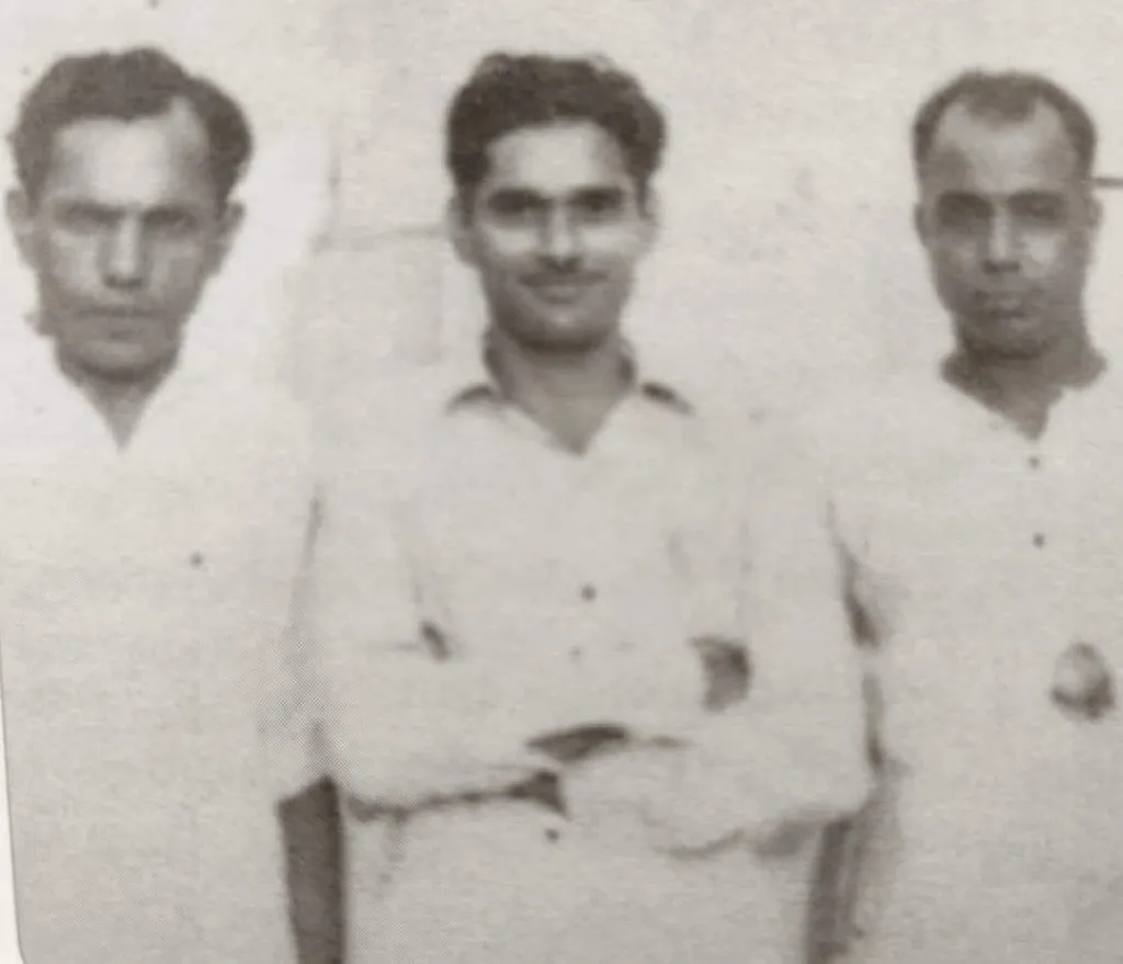 കോഴിക്കോട് ആകാശവാണിയിൽ, നിലയം ആരംഭിച്ച 1950-ൽ തന്നെ സ്ക്രിപ്റ്റ് റൈറ്റർമാരായി ചേർന്ന ഉറൂബും (വലത്), തിക്കോടിയനും (ഇടത്). അന്ന് പ്രോഗ്രാം അസിസ്റ്റൻ്റും പിൽക്കാലത്ത് ദീർഘകാലം പോർട്ട് ബ്ലയർ നിലയത്തിൻ്റെ ഡയറക്ടറുമായിരുന്ന പി. പുരുഷോത്തമൻ നായരാണ് നടുവിൽ. Photo Courtesy -ഡി. പ്രദീപ്കുമാർ