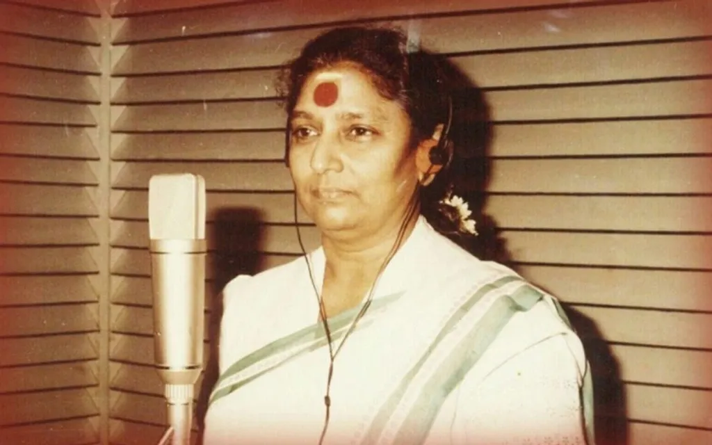 ഒച്ച വേറിട്ടു കേൾപ്പിക്കാൻ കവികൾക്കോ കാമിനിമാർക്കോ കഴിയാതെ പോയിട്ടുണ്ടാകാമെങ്കിലും എസ്. ജാനകിയ്ക്ക് പൂർണ്ണാർഥത്തിലത് സാധിച്ചു.