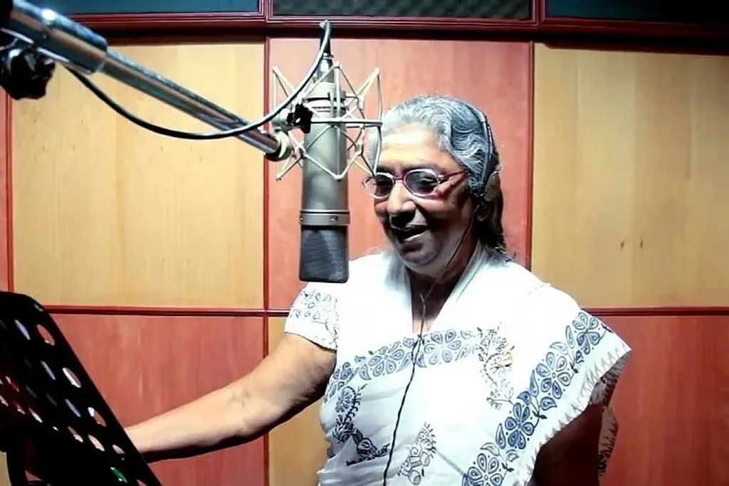 കർണാടകസംഗീതത്തിന്റെ അടിത്തറയും സ്വാഭാവികമായ ഭാവാവിഷ്കാരശേഷിയും അപൂർവമായ ശബ്ദവൈവിധ്യവും ജാനകിയുടെ ആലാപനത്തെ വ്യത്യസ്തമാക്കി.
