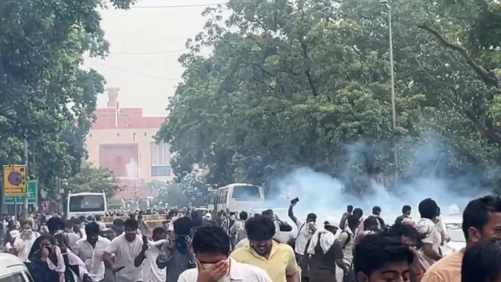 ജന്തർ മന്തറിലെ ഫിറോസ് ഷാ റോഡിലും റെയ്സിന കുന്നിലുമെല്ലാം പ്രവർത്തകരും പോലീസും തമ്മിൽ സംഘർഷം നിലനിൽക്കുന്നത് തലസ്ഥാനത്ത് കലുഷിതമായ സാഹചര്യമാണ് സൃഷ്ടിക്കുന്നത്.