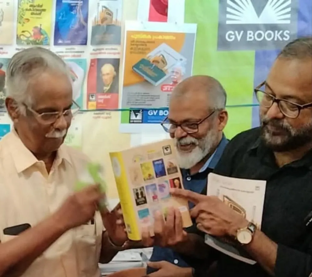 ടി. പത്മനാഭൻ, ബാലകൃഷ്ണൻ കൊയ്യാൽ എന്നിവർക്കൊപ്പം കെ.വി ശരത്ചന്ദ്രൻ.