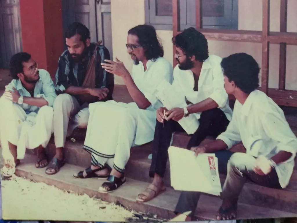 കെ.വി ശരത്ചന്ദ്രന്റെ യൂണിവേഴ്സിറ്റി പഠനകാലത്ത് ഒ.വി.വിജയനൊടൊപ്പം. വിജു നായരങ്ങാടി, പി. സുരേന്ദ്രൻ, സി.ജെ. ജോർജ് എന്നിവരെയും കാണാം.