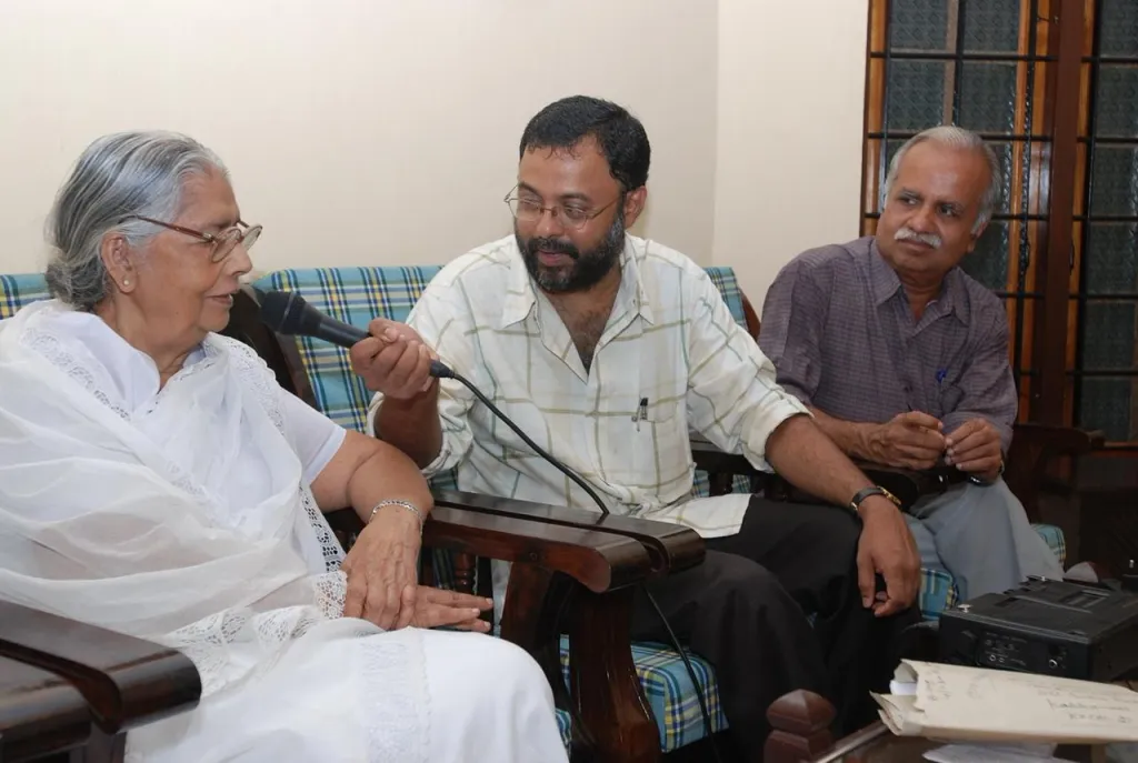 ആദ്യകാല ഗായിക ആലപ്പുഴ പുഷ്പയോടൊപ്പം കെ.വി. ശരത്ച​ന്ദ്രൻ. സംഗീത ഗവേഷകൻ ബി.വിജയകുമാർ സമീപം.