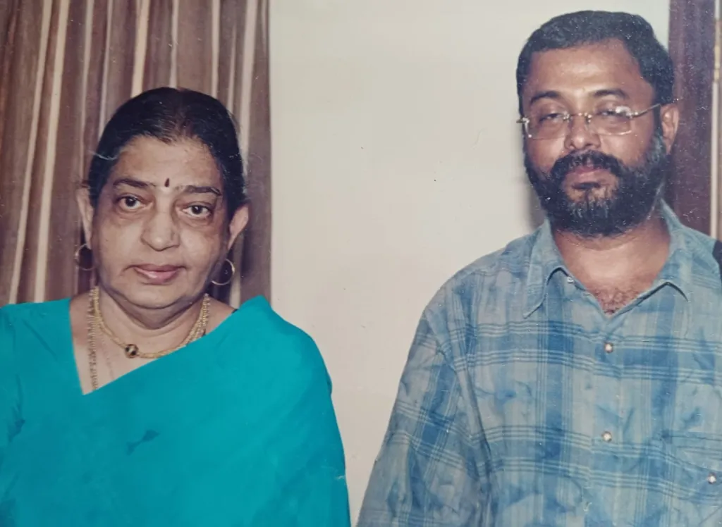 പി. സുശീലയും കെ.വി. ശരത് ചന്ദ്രനും ‘ഗാനലോകവീഥികളിൽ’ എന്ന ചലച്ചിത്രസംഗീതചരിത്രപരമ്പരയുടെ ശബ്ദലേഖനവേളയിൽ.