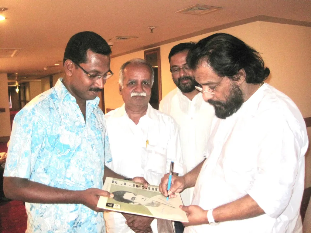 യേശുദാസിനൊപ്പം കെ.വി. ശരത് ചന്ദ്രൻ. ഷിജോ മാനുവൽ, ബി.വിജയകുമാർ എന്നിവർ സമീപം.
