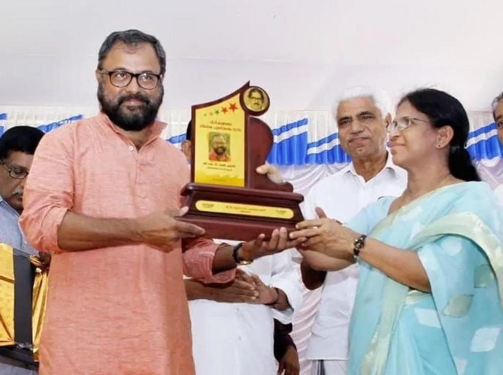 വി.ടി. കുമാരൻ പുരസ്കാരം ഖദീജ മുംതാസിൽനിന്ന് കെ.വി. ശരത് ചന്ദ്രൻ സ്വീകരിക്കുന്നു.